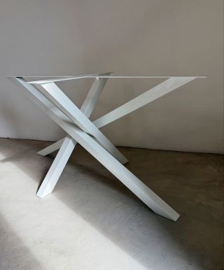 Podnože k jídelním stolům? Tak ty umíme. 😎 Pevný jako skála, stabilní, kvalitní, z poctivé oceli. 💪 A je jedno, jestli si...