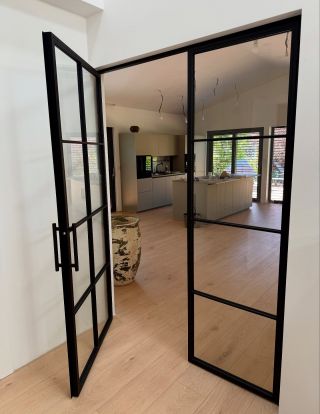 Interiérové prosklené dveře jsou při vytváření vašeho nového "doma" často tou poslední tečkou, která celý prostor...