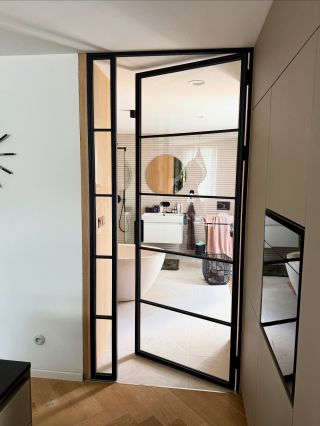 Kovové prosklené dveře do koupelny? A proč ne! 😍 Rozdělení na fixní a otevírací část nám tady umožnilo vyrobit dveřní...