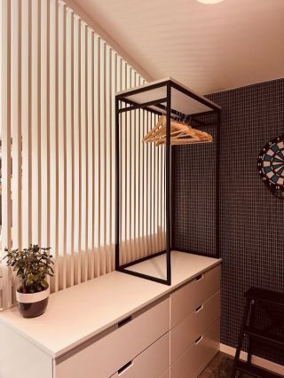 Kovový věšák do interiéru podle návrhu @renatapapai_interiors ✏️ Dostatečně pevný a zároveň minimalistický. Krásně zapadl...