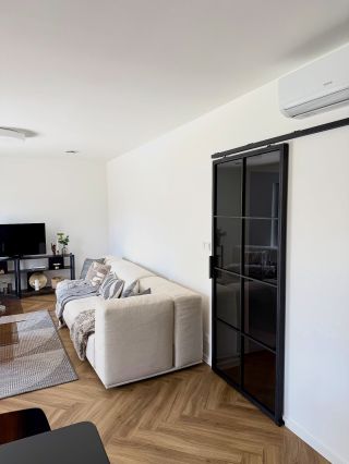 Posuvné dveře se šedým sklem. ✔️ 👆Pozor. Šedé sklo se vzhledově liší od kouřového, které pro výrobu dveří na míru...